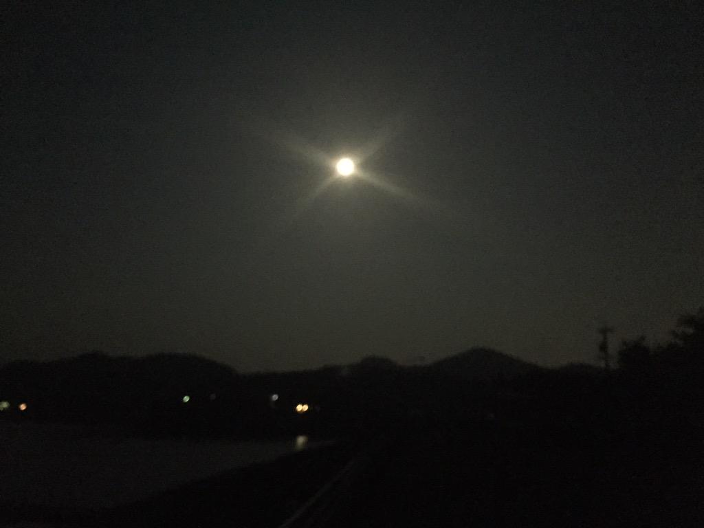 highway741's tweet photo. まぁ、あの…あれね。いわゆる、田舎は、とにかく、月も星もやたら見える!そういうコト!でも、素敵なコト!
#満月
#Moondoc
#月影に踊るような完全犯罪!
#再入鹿池 http://t.co/cl9YARxYrz