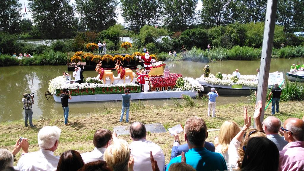 Varend corso met de kerstman. Boot gesponsord door Decorum Company. Gaaf!