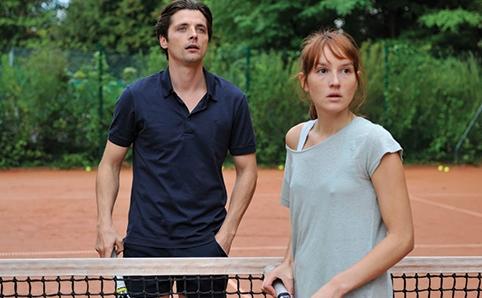 [Vizyonda] François Ozon'un cinsel kimlik kalıplarıyla hınzırca oynadığı 'The New Girlfriend' bit.ly/1JAgXsQ