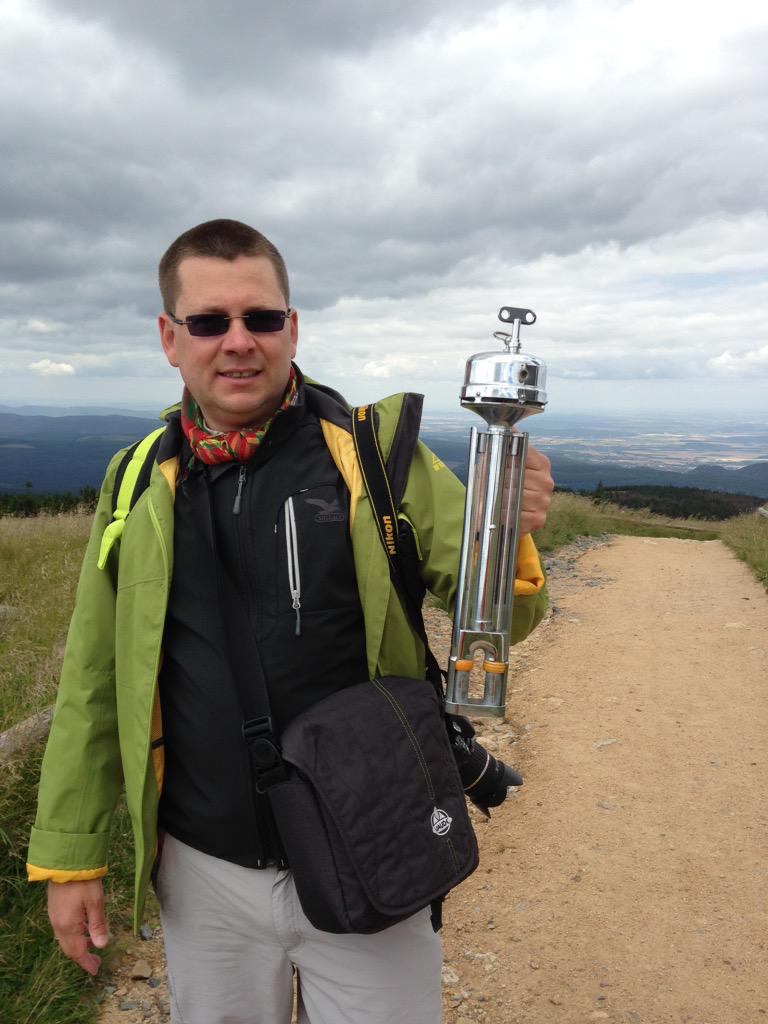 DonnerwetterDe's tweet photo. #Wetter am #Brocken #Harz 9#Grad und erste #Sonne Mit #Aspirations #Psychrometer Von #Assmann gemessen http://t.co/BPLjWEV5Ff