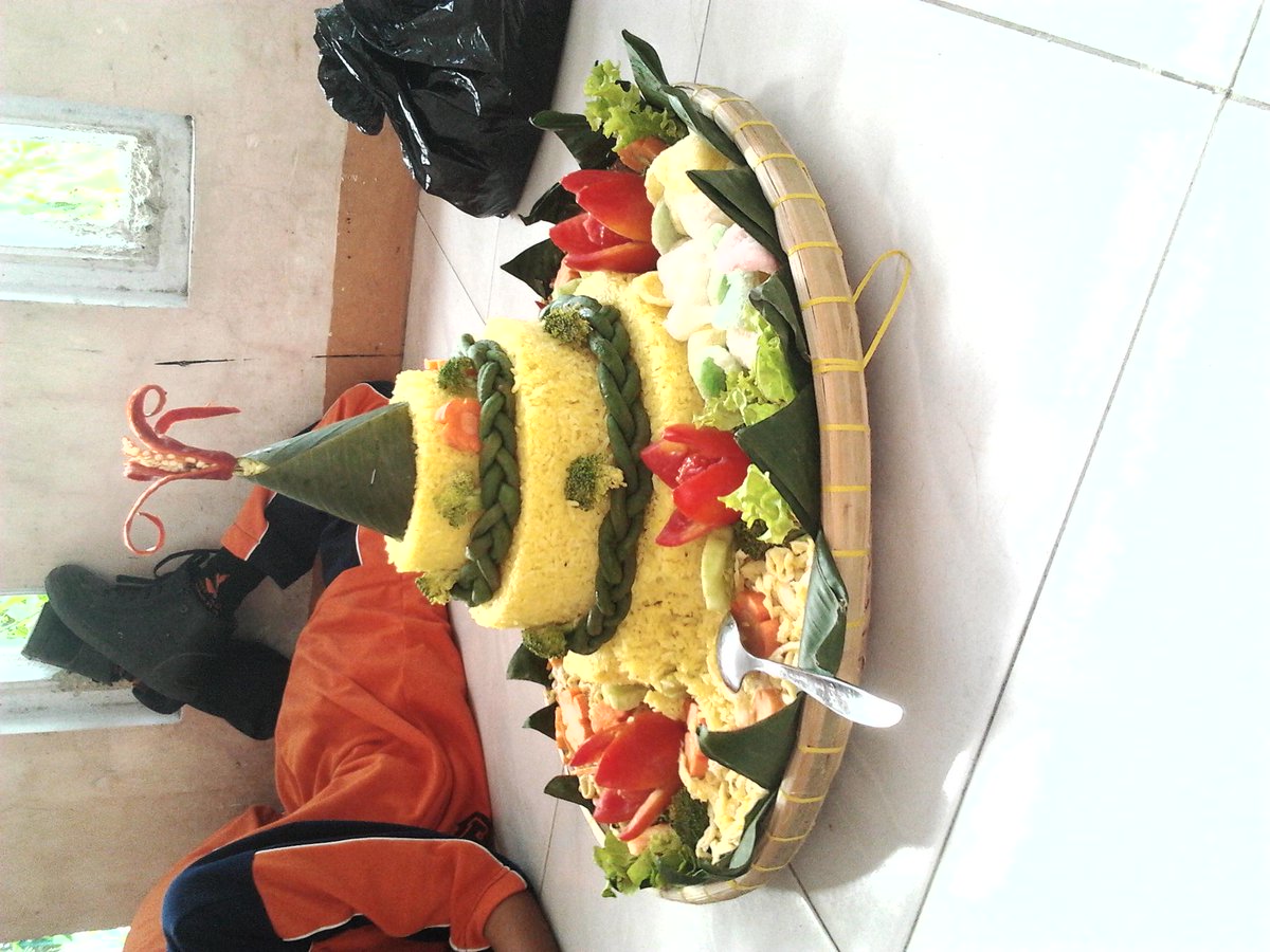 Fiore_Diang_A's tweet photo. Tumpeng 8 Drop Dead :D http://t.co/kj3rJjOSKS