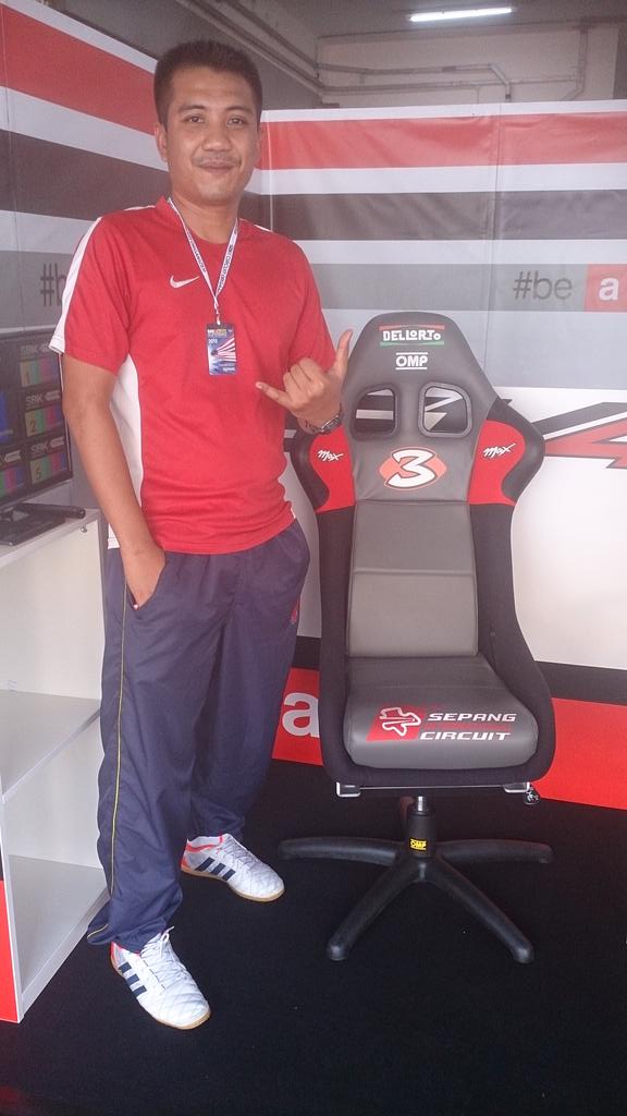 apyz_tint's tweet photo. Legend seats....@maxbiaggi 
#maxbiaggi
#legend http://t.co/8d72hPlmJJ