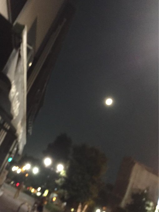 ファンの方がリプで教えてくださったんですが、今夜の満月は見ると幸せになれるブルームーンらしいですよ( &acute; ▽ ` )ﾉ お外にいる方は是非見てみてください☆帰り道で見たけど、ほんと綺麗ー(*&acute;Д｀*)！