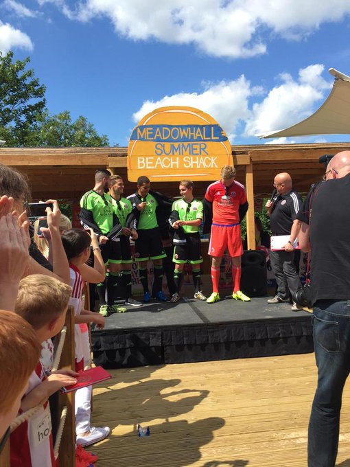 New United kit 😊 http://t.co/v3kT2kp7to