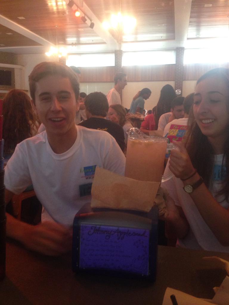 LubutoVBLW's tweet photo. "guys I have a weak stomach" #justlubutothings #queezy http://t.co/QQwNhxmLne