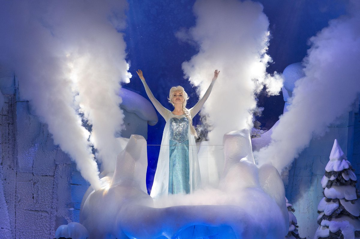 DisneylandParis's tweet image. Bravo aux 500.000 voix qui ont chanté en chœur avec Anna et Elsa. La "Fête Givrée" continue !  #FrozenSummerFun