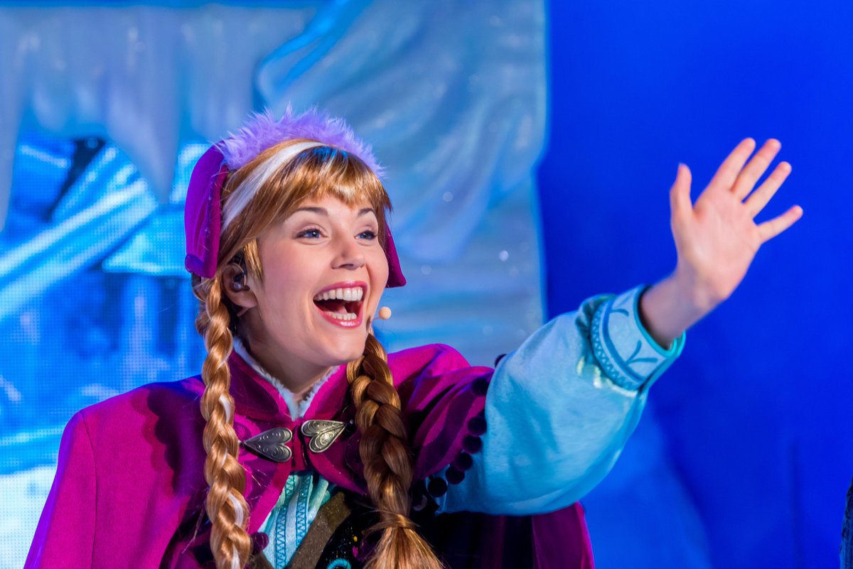 DisneylandParis's tweet image. Bravo aux 500.000 voix qui ont chanté en chœur avec Anna et Elsa. La "Fête Givrée" continue !  #FrozenSummerFun