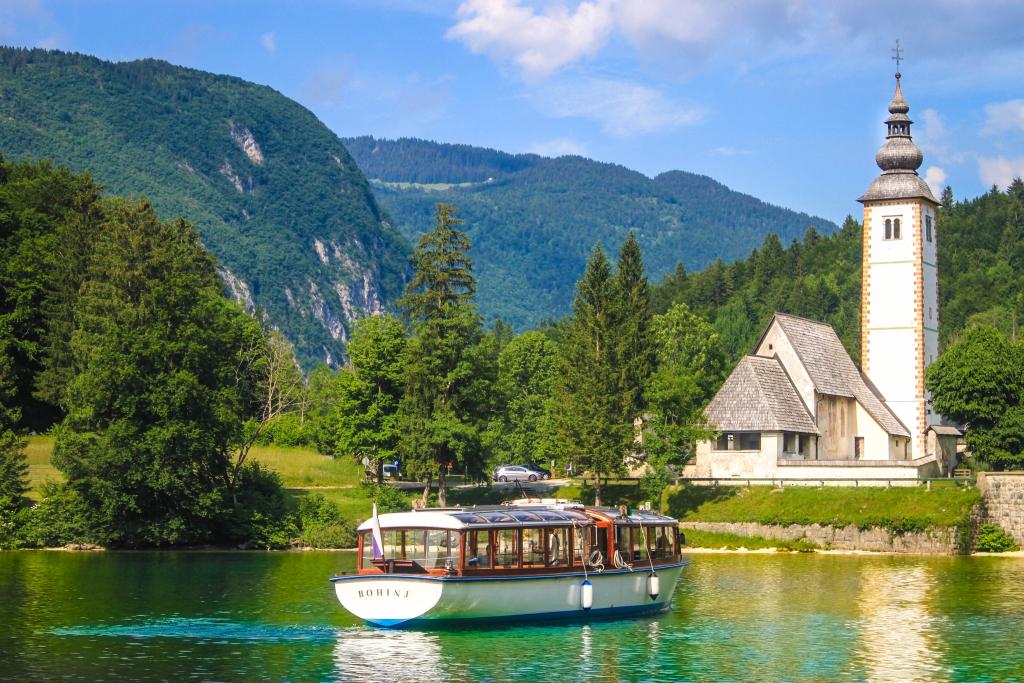 AdventurousMiri's tweet photo. The beautiful Lake Bohinj, Slovenia http://t.co/3y8UVBCKME

#bohinj #slovenia #ifeelslovenia #ifeelsloveniatrip http://t.co/FxNaZ8fZCt