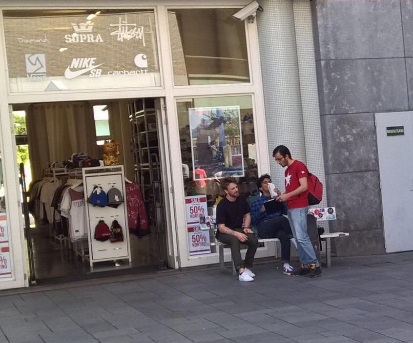 ROODRdam's tweet photo. ROOD R'dam de straat op voor volwaardig loon! Sluit jij ook aan bij de beweging?! Ga naar https://t.co/rbcA7OfF8Q http://t.co/eQBHSSAuSx