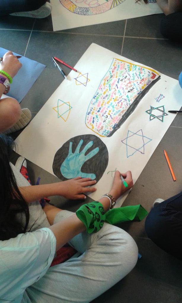 NaomiH_18's tweet photo. Shabbat decorations at Camp Barak #ShabbatShalom @TheTribeUK http://t.co/M8JcAhjbwF