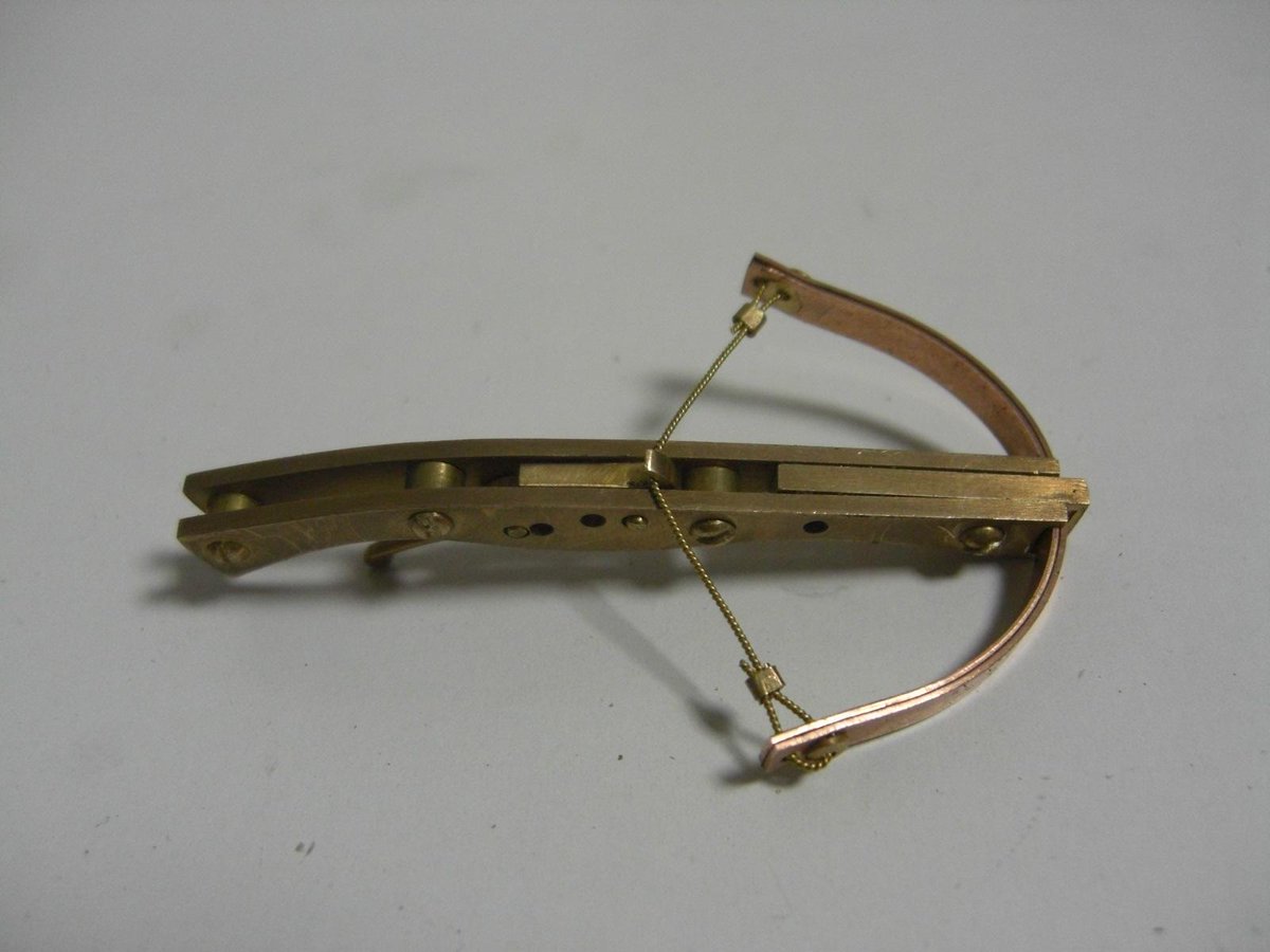 平野祥彦 Weaponicaの人 Pa Twitter 真鍮製可動式クロスボウ試作 全長6センチ程 弦までは真鍮だけど 弓の部分は真鍮ではバネ性が足りなくてリン青銅にした 爪楊枝をピョンと飛ばす程度の射出力はあります にしてもエレガントさは皆無だな ちょっとスチーム