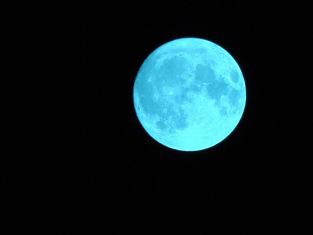 ViajaBonito's tweet photo. ESTA NOCHE nos espera una preciosa #LunaAzul , no olviden mirar al cielo será espectacular !! #BlueMoon #MilGanasDe http://t.co/B7KU7b9fQ0