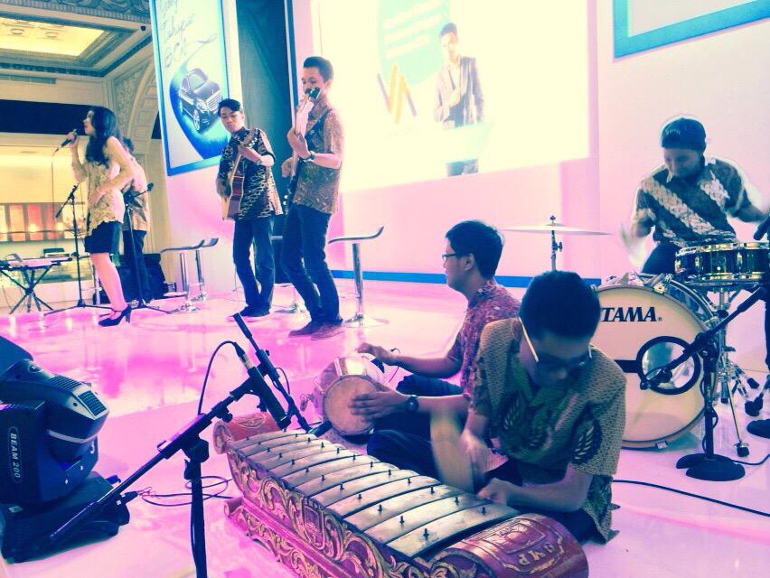 Penampilan <a href="/SMM13_/">Siboney Orchestra</a>, Ethnic band yg memadukan akustik band dgn instrumen gamelan. #RayakanMomen #RayakanYogyakarta