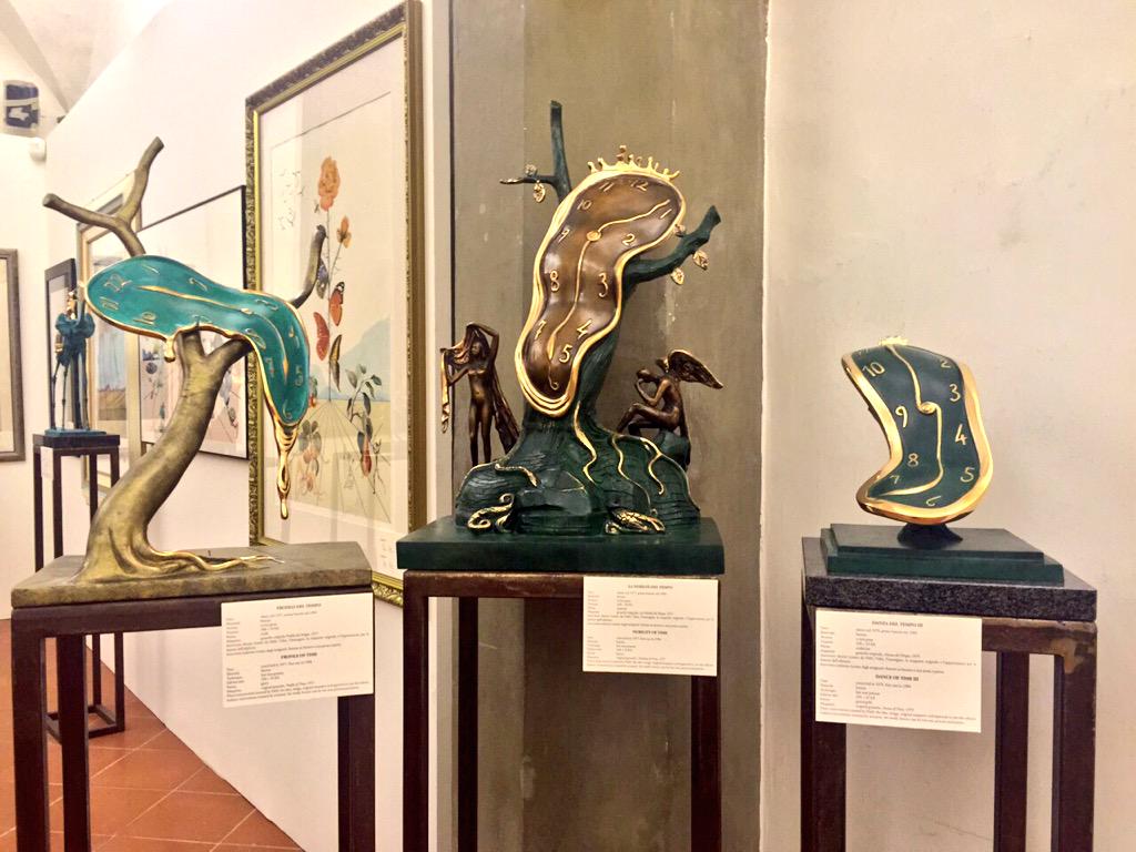 _frequentlyfly's tweet photo. Sculptures of Salvador Dalí's famous melting clocks http://t.co/j7yKmnixdq