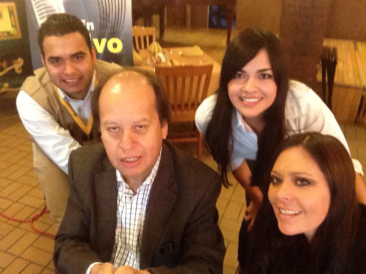 desayunojmudave's tweet photo. Hoy último día de @cesar_lunaa como operador #Desayuno. Éxito en tus nuevos proyectos #MesónPrincipal #DespedidaCésar http://t.co/c4mKJYgBD7