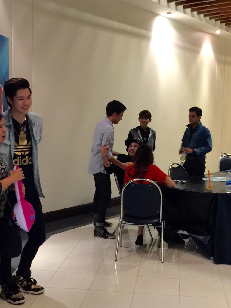 Noy_Prapaporn's tweet photo. #เก็บตก เมื่อเฟรมมาถึง พี่แซวว่าหล่อนะ ทุกคนคิดถึงน้อง พี่ต้นกอดน้องด้วยน่าร๊ากกก @Frame__AF8 @BanRak_FrameAF8 #AF8 http://t.co/qf1Yn2S14x