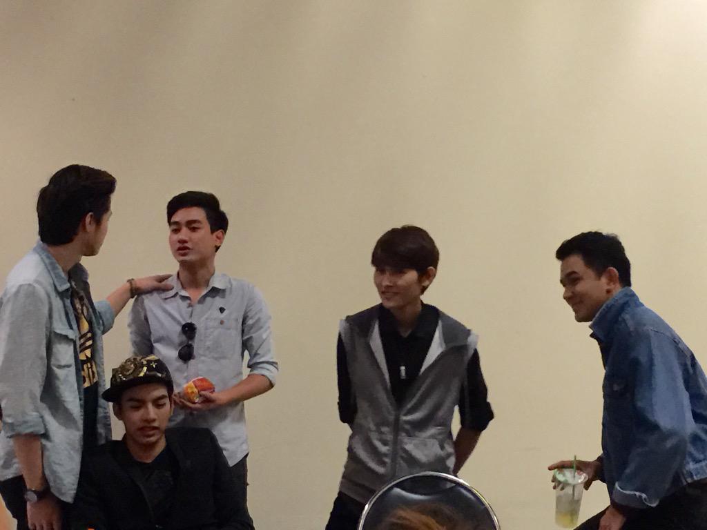 Noy_Prapaporn's tweet photo. #เก็บตก เมื่อเฟรมมาถึง พี่แซวว่าหล่อนะ ทุกคนคิดถึงน้อง พี่ต้นกอดน้องด้วยน่าร๊ากกก @Frame__AF8 @BanRak_FrameAF8 #AF8 http://t.co/qf1Yn2S14x