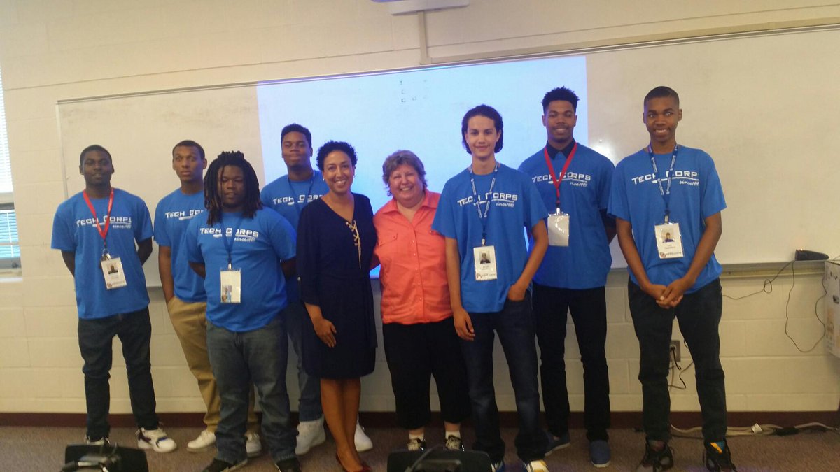 lisachambers's tweet image. Carol from @YOUCleveland and I strike a pose with some of the #StudentWEBCORPS Ambassadors from @EastClevelandOH
