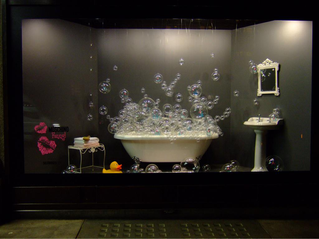 INNImagazine's tweet image. WINDOW DISPLAY DESIGNS #WindowDisplayDesign #VisualMerchandisingDesign #ShopWindows #WindowsDisplay #WindowsDesign