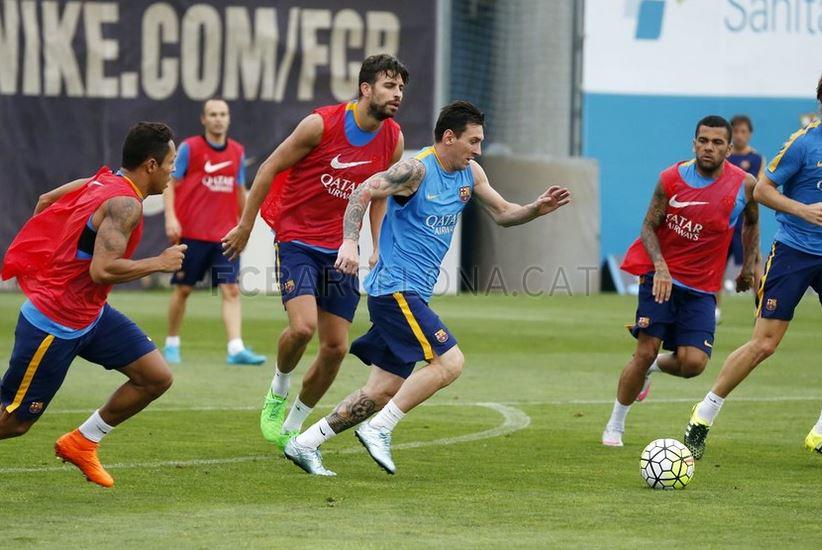 FCBarcelona_es's tweet photo. [FOTOS] Messi, a todo gas. Echa un vistazo a la resta de imágenes de la sesión de esta tarde http://t.co/aagjPO6UuM http://t.co/TfizAhrZr6