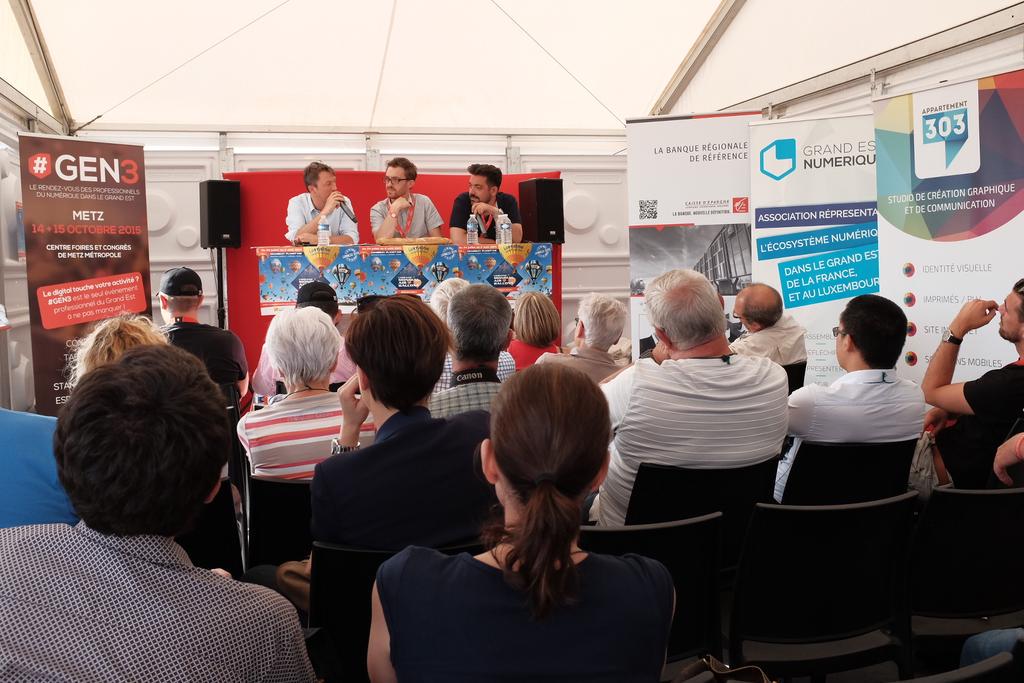 raoulgilibert's tweet photo. Au #lmab15 en direct la conférence @appartement303 #GEN3  @GENumerique bonne ambiance assurée quand on parle design http://t.co/yr5UHHbtVG