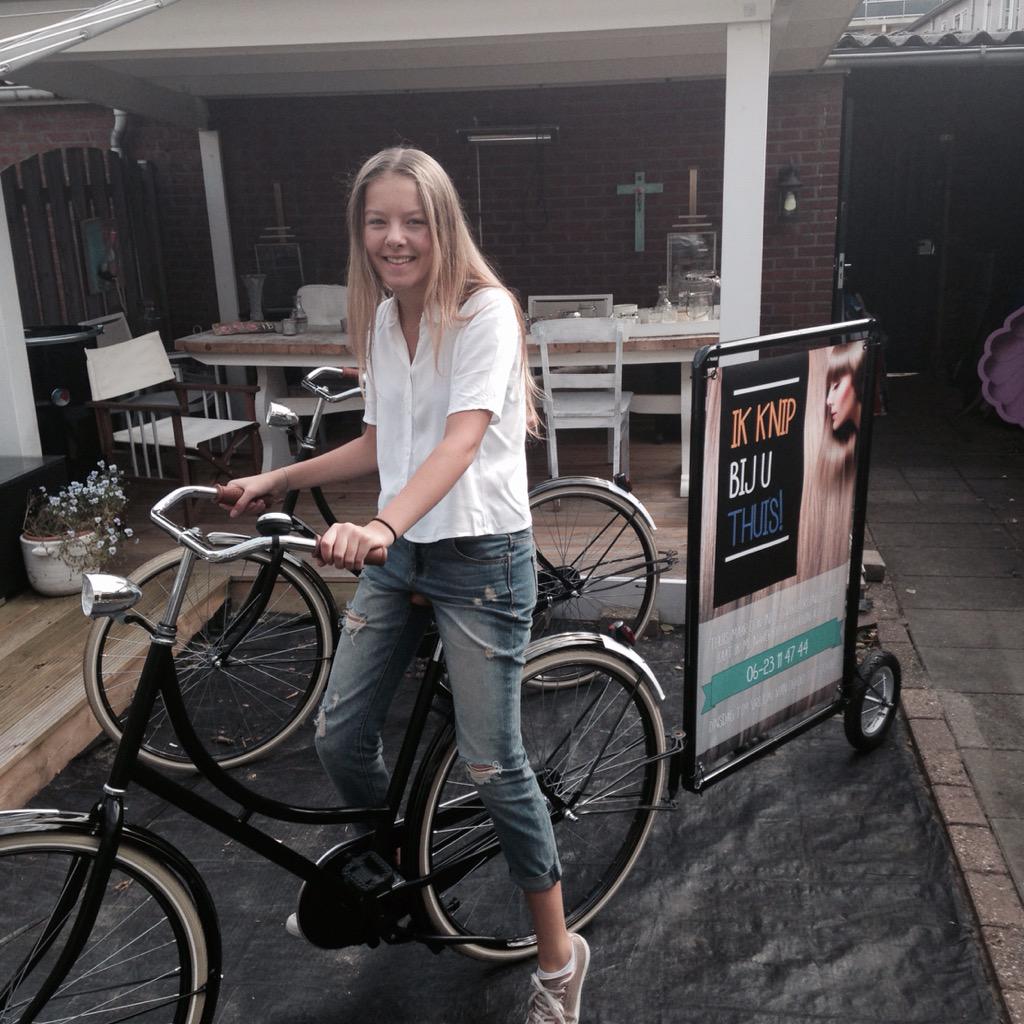ikknipbijuthuis's tweet photo. Uniek! M'n jongste op de Reclamefiets van IKKNIPBIJUTHUIS! Dankjewel @NickLapre Wederom super werk geleverd! http://t.co/Y2MRbKjXIG