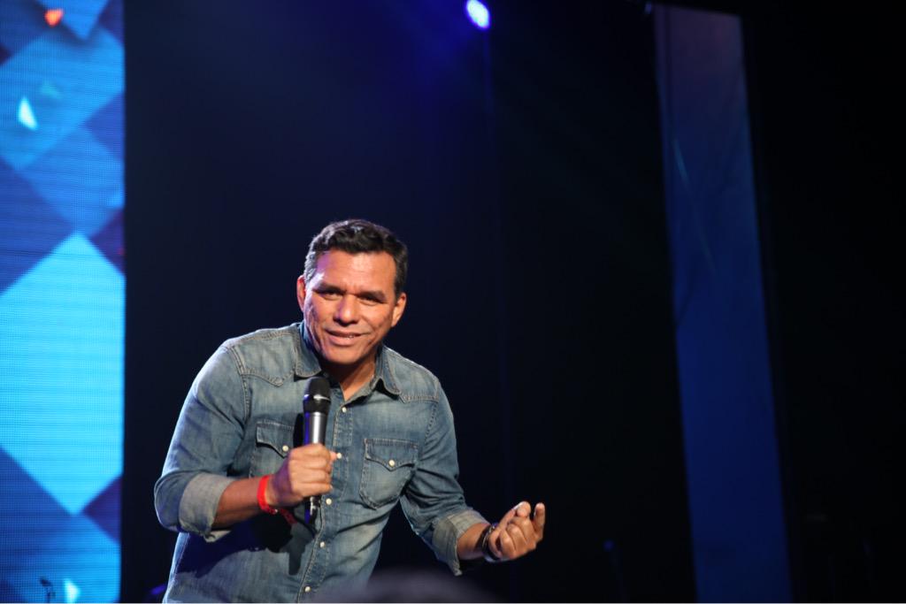 MarcoBarrientos's tweet photo. Estamos en vivo desde @confaliento #Aliento2015 #CA15 @juliomelgarband http://t.co/YhdiGlcf41