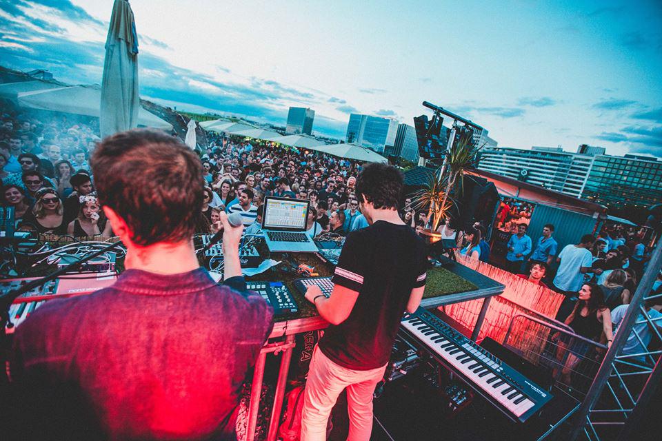 La terrasse du <a href="/NUBA_Paris/">NÜBA PARIS</a> prend des airs de Brooklyn village ce soir ! ow.ly/Qe2On