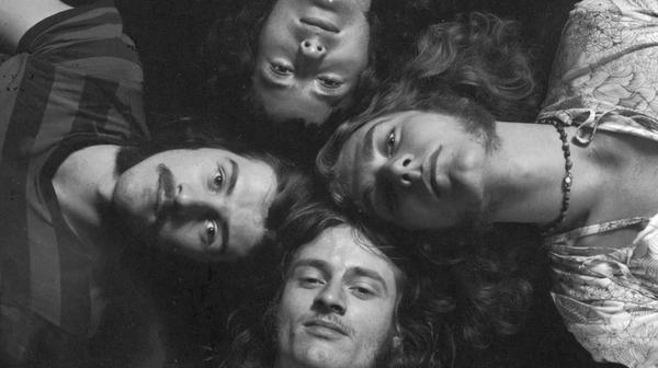 WouterMoers's tweet image. Ik dacht ff dat NME een foto van mij had getweet. Maar toen herkende ik Jimmy Page, John Paul Jones en Robert Plant.