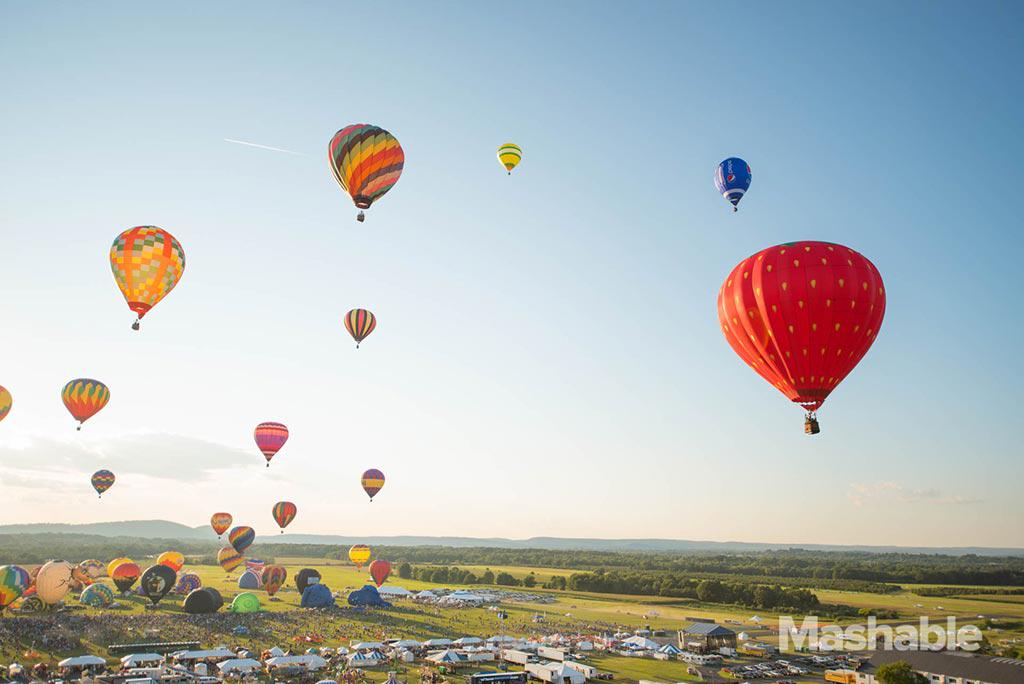 TalesMaze's tweet photo. An Amazing aerial view of a hot air balloon festival!
http://t.co/hVQM6jHFza http://t.co/OIvNcQi2qC