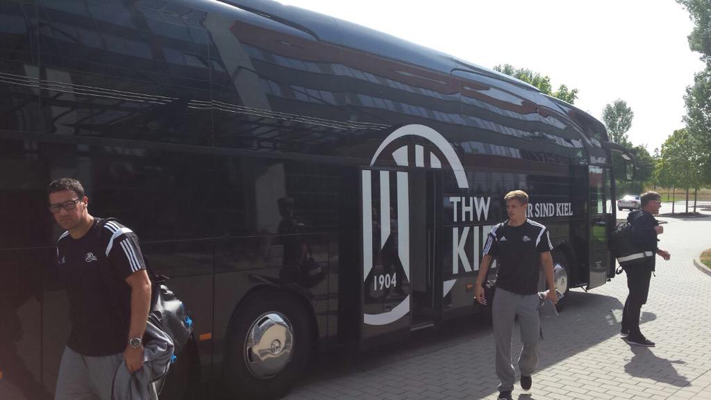 JoanCanellas's tweet photo. Estrenamos bus con un viaje de 10 horas hasta el lugar donde entrenaremos los próximos 10 dias! 😴🚍 #ZebraBus http://t.co/GkM8gOeo1W