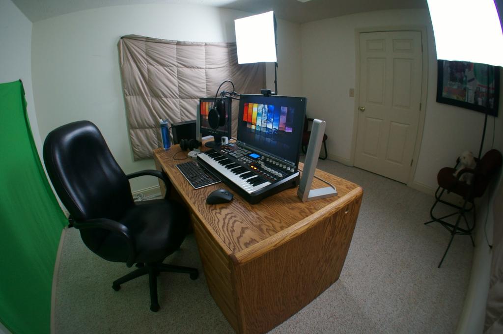 WeAreBornToRage's tweet photo. Stream setup.  Hyped for the softboxes 😃 http://t.co/9PjkrZSYic