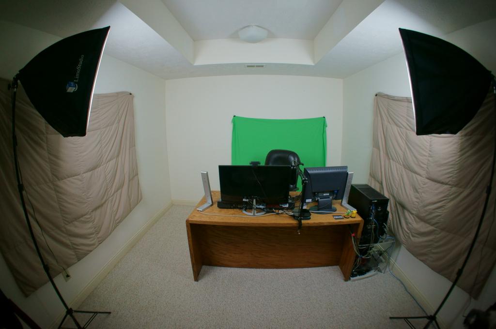 WeAreBornToRage's tweet photo. Stream setup.  Hyped for the softboxes 😃 http://t.co/9PjkrZSYic