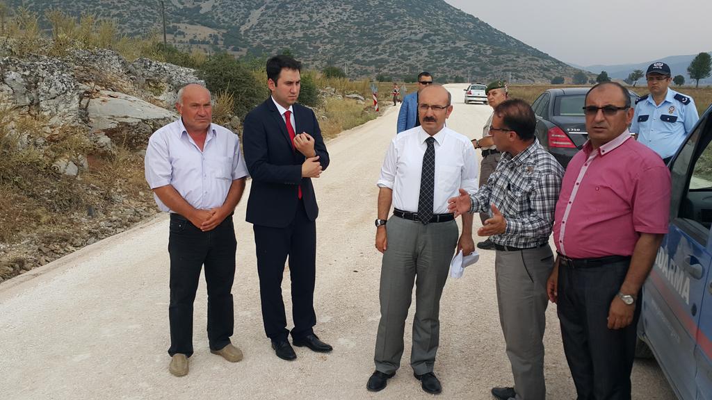 Burdurvalilik's tweet photo. Valimiz @hasankurklu Ağlasun ilçemizde yapılan köy yollarında incelemelerde bulunarak çalışmalar hakkında bilgi aldı. http://t.co/8WtFVGUiTs