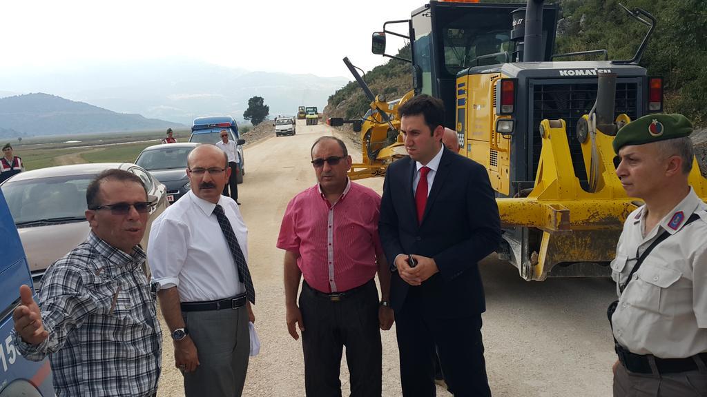 Burdurvalilik's tweet photo. Valimiz @hasankurklu Ağlasun ilçemizde yapılan köy yollarında incelemelerde bulunarak çalışmalar hakkında bilgi aldı. http://t.co/8WtFVGUiTs