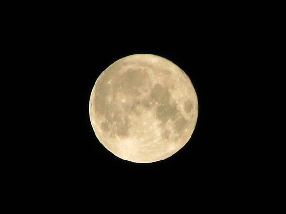 Agenzia_Ansa's tweet photo. E’ la notte della ‘luna blu’, la seconda luna piena di luglio http://t.co/fpVt5e5hjT http://t.co/HedCpRAxdC