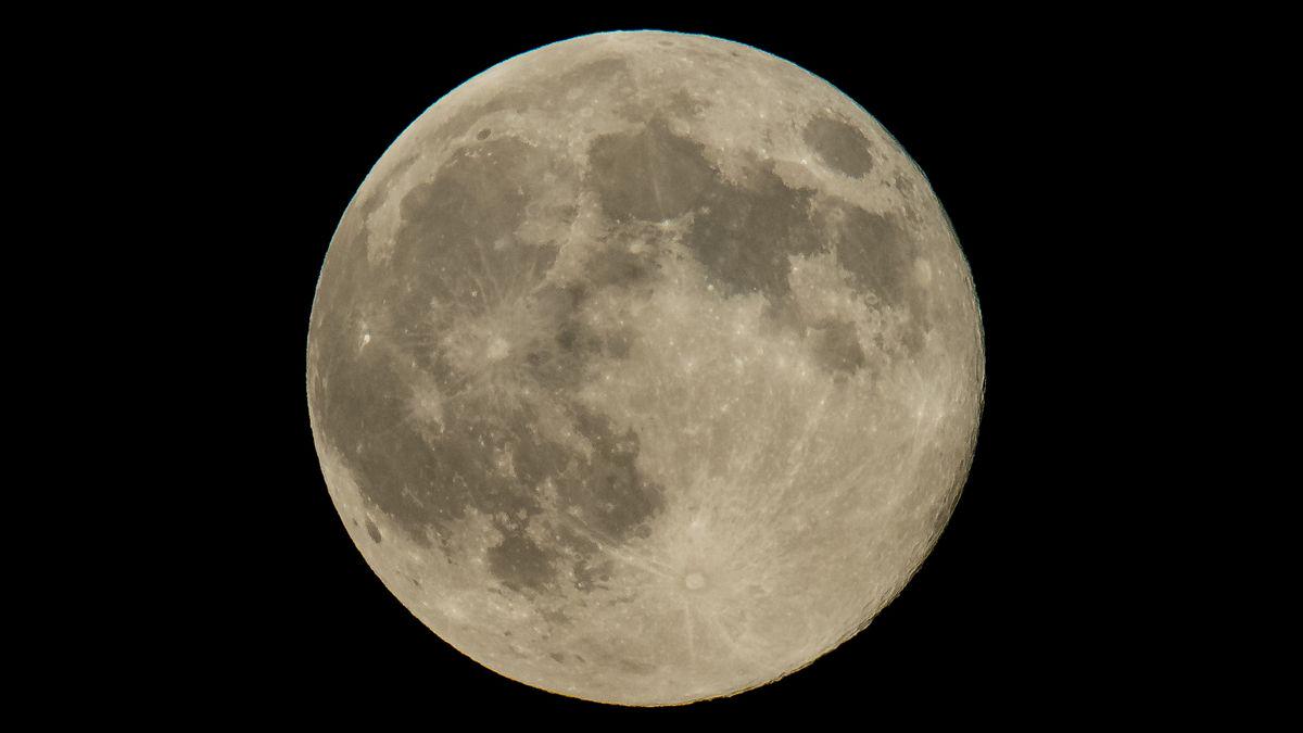 OkanaganMitch's tweet photo. "@verge: Tonight's 'Blue Moon' wants attention; don't give it what it wants http://t.co/Xn5gAeaEMR http://t.co/b9FScDHDHa" #bluemoonfacts