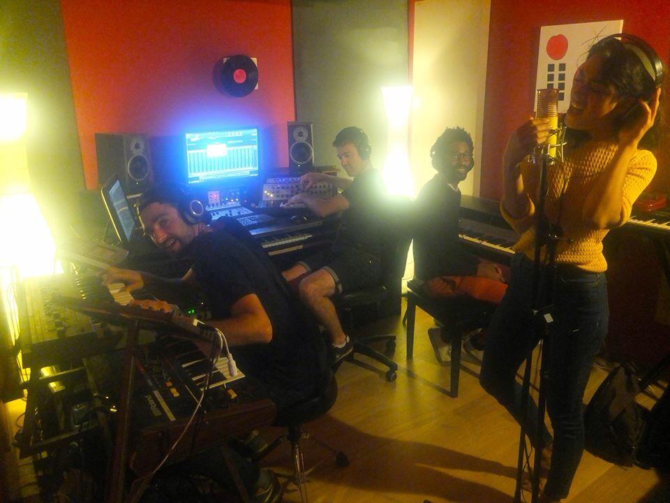 "Je t'aiiiiime comme le soleil" on bosse un super titre avec Lara Fabian, ça va dépoter #studio