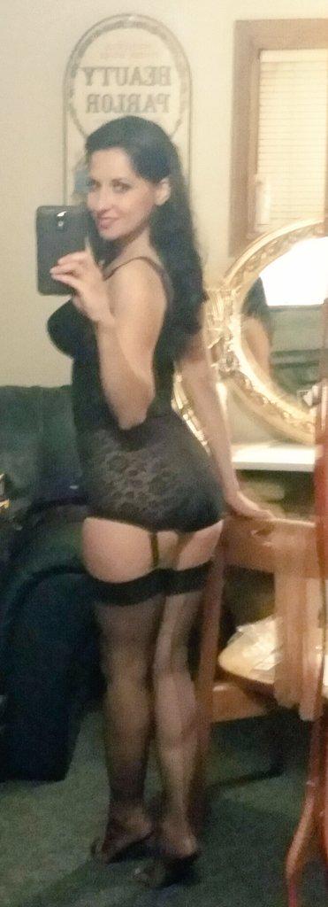 thehannahperez's tweet photo. #fuzzyselfie #MirrorPic in #JustFigures #lingerie #girdle #Cubanheelstockings #prettyinblack #spokesmodeling #bts http://t.co/eikHlvilK6