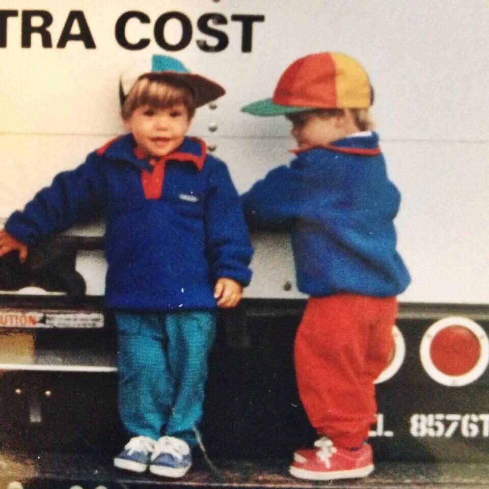Happy birthday to my fav twins and ! Hope you have a nice day. Je vous aimes. 