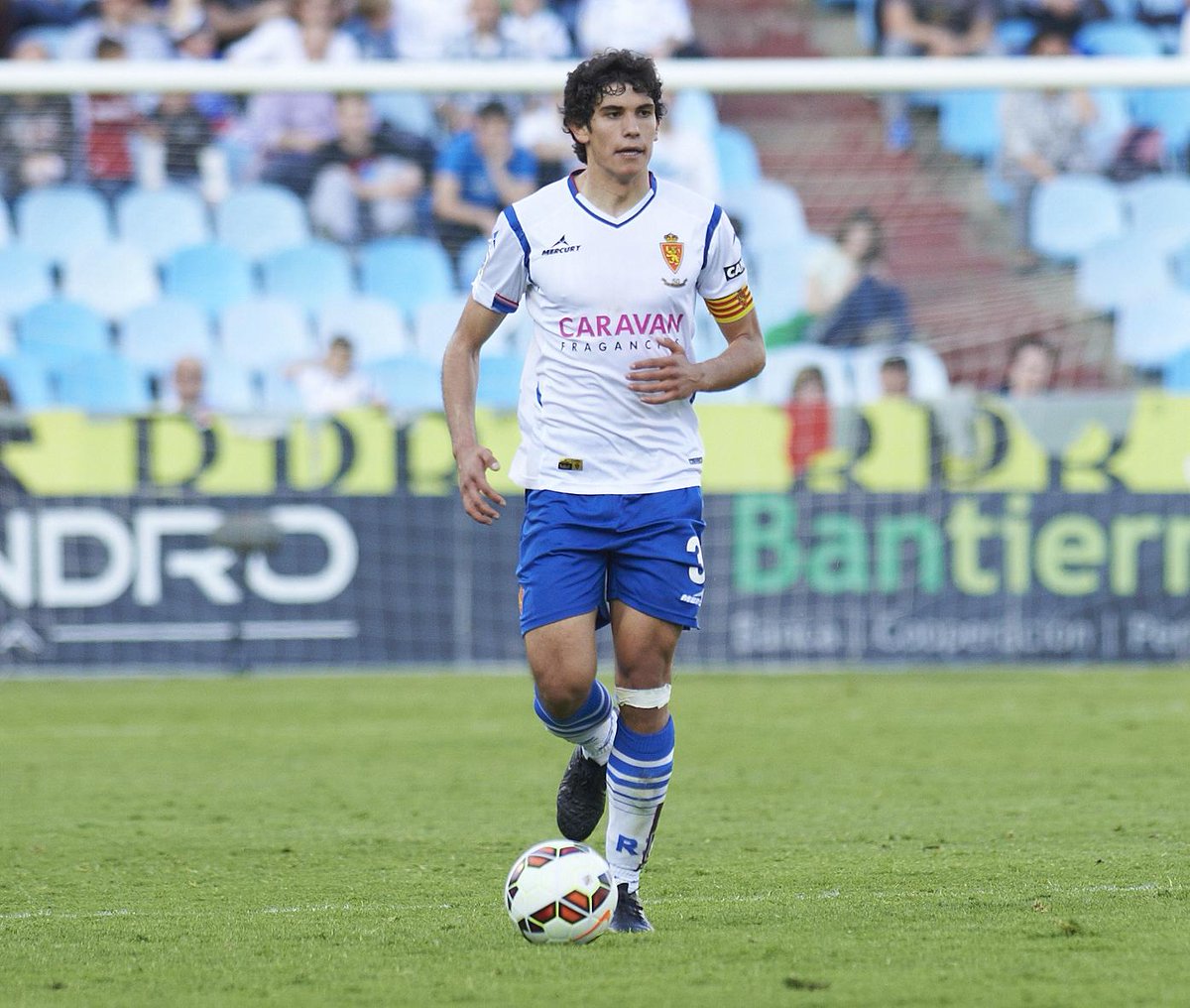 RealZaragoza's tweet photo. OFICIAL | El @realmadrid ficha al jugador del #RealZaragoza Jesús Vallejo http://t.co/EuojIHD8wG http://t.co/sI9A0mvrCM