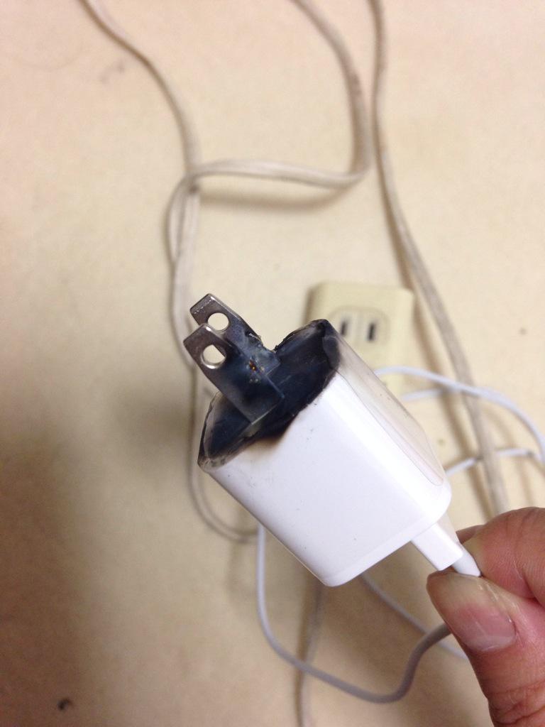 טוויטר 将良 בטוויטר 今起こったことをありのままに話すぜ Iphoneの充電器をこんせんとに差し込もうとしたら火花 が散って黒焦げになった 腕に火花飛んだけど無事 Iphoneも無事でよかったけど 一瞬死がよぎった コンセントが古かったからかな Http T