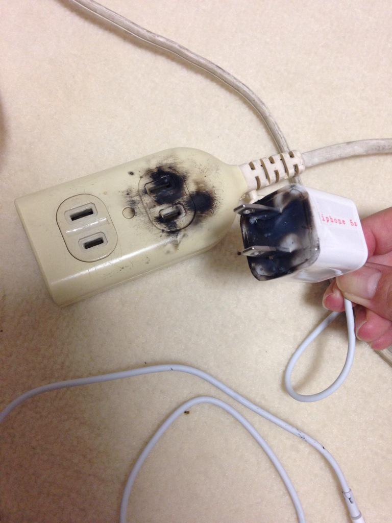 טוויטר 将良 בטוויטר 今起こったことをありのままに話すぜ Iphoneの充電器をこんせんとに差し込もうとしたら火花 が散って黒焦げになった 腕に火花飛んだけど無事 Iphoneも無事でよかったけど 一瞬死がよぎった コンセントが古かったからかな Http T