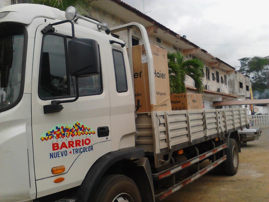 SMGMHCMIRANDA's tweet photo. Sistema de Grandes Misiones Miranda con apoyo de @Barrio_Tricolor moviliza dotación para Bases de Misiones http://t.co/AdpYxqEsCj