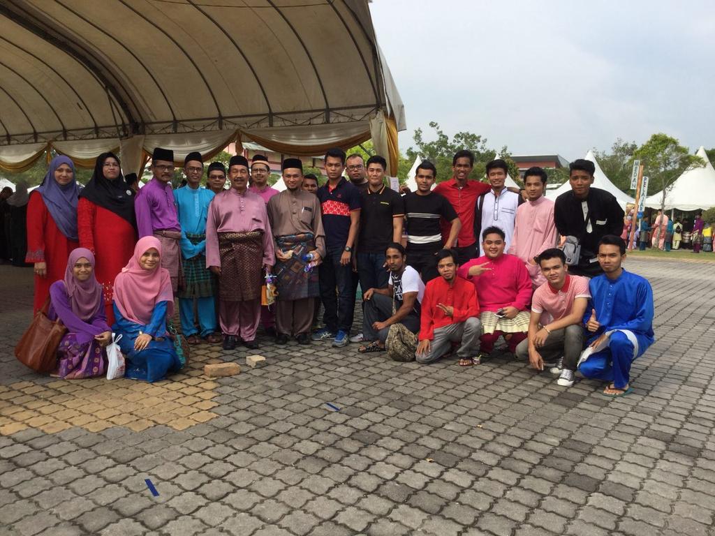 ayie0401's tweet photo. Friendship never gets old 😊 @azzarulshammil 
#pdt#silangbudayakmpp2015 #kmpp #kmppdihatiku @Official_KMPP @KMPPJOKES http://t.co/clOdawUDIc