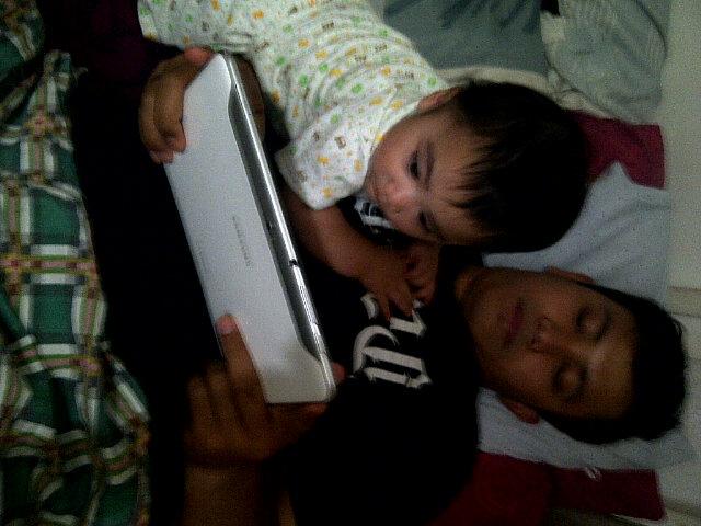 dwianabocil's tweet photo. serius banget kamu nontonnya? http://t.co/qV8fzv4jO7