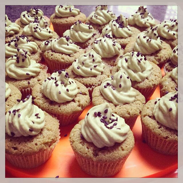 LondonMatcha's tweet photo. Freshly baked matcha cup cakes with matcha frosting and roasted sesame seeds... Heavenly 💚  #matchacupcake #matcha http://t.co/vQTLGyFdnZ