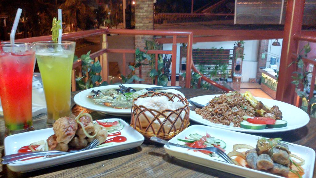 NYansyahCh's tweet photo. D'hizteria Cafe. Ueenak 😋 http://t.co/UXwIjiB2tY
