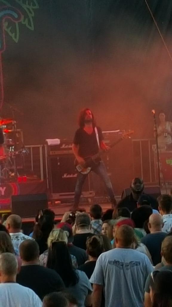 FrenchManlyMan's tweet photo. @AnthonyEngelken are you the guitarist for Sugar Ray now? http://t.co/m07eFh1XWH
