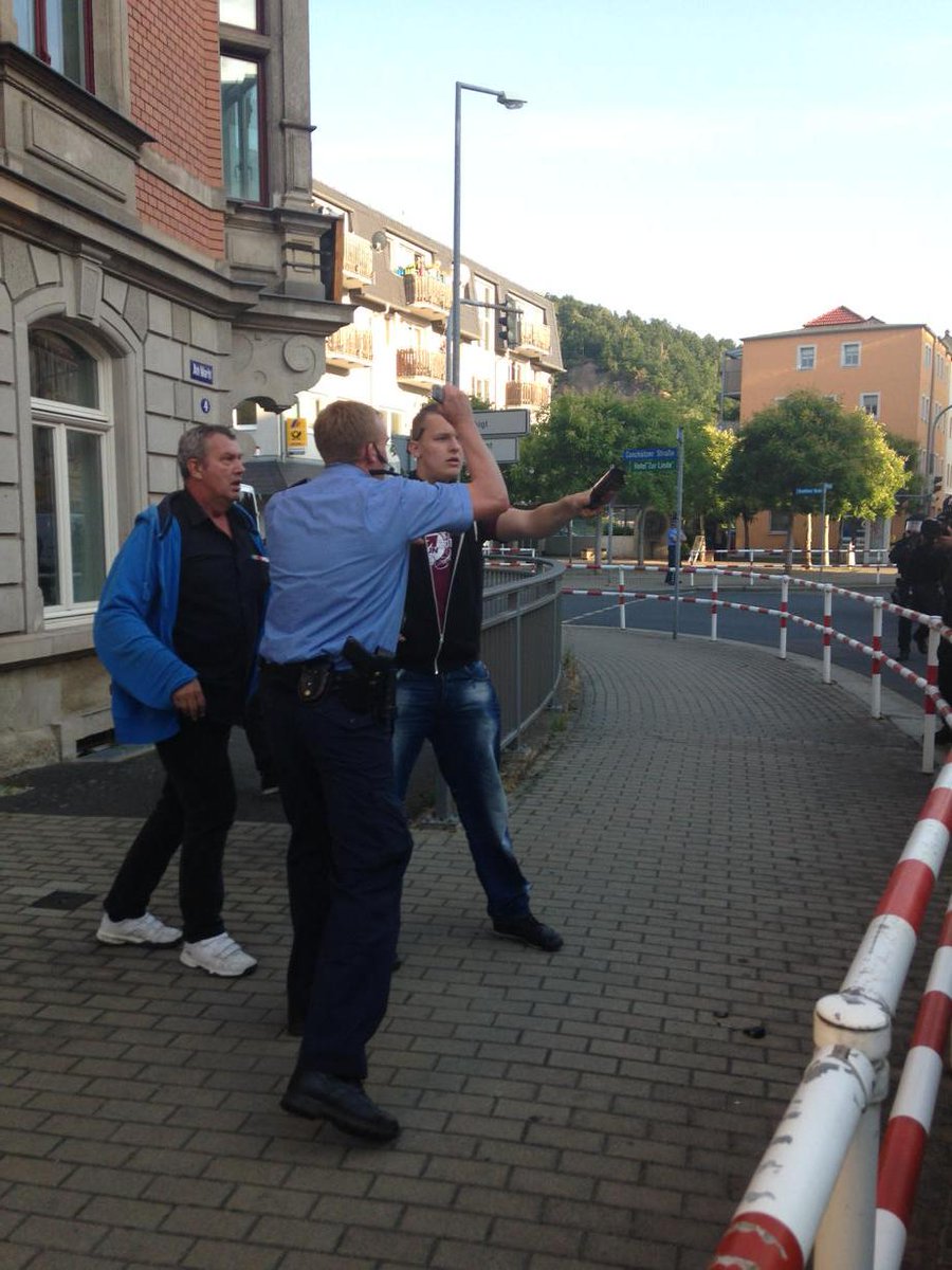 KatharinaKoenig's tweet photo. #Nazi versuchte gerade mit abgebrochener Flasche auf Demonstranten loszugehen #Freital http://t.co/iWyQ39f0hB